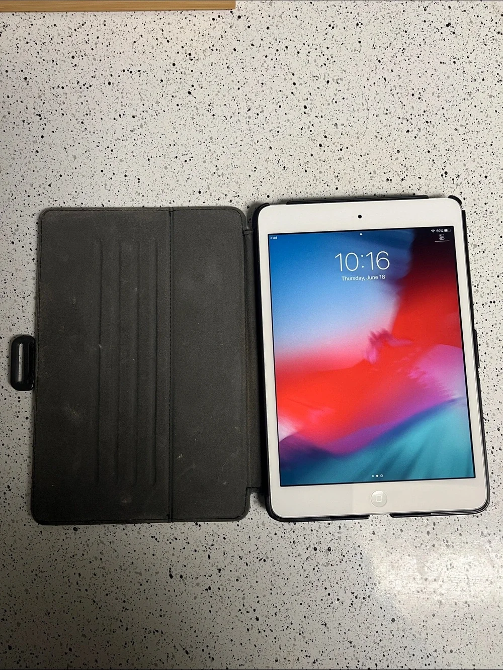Apple iPad Mini White with Silver Trim - 7.9